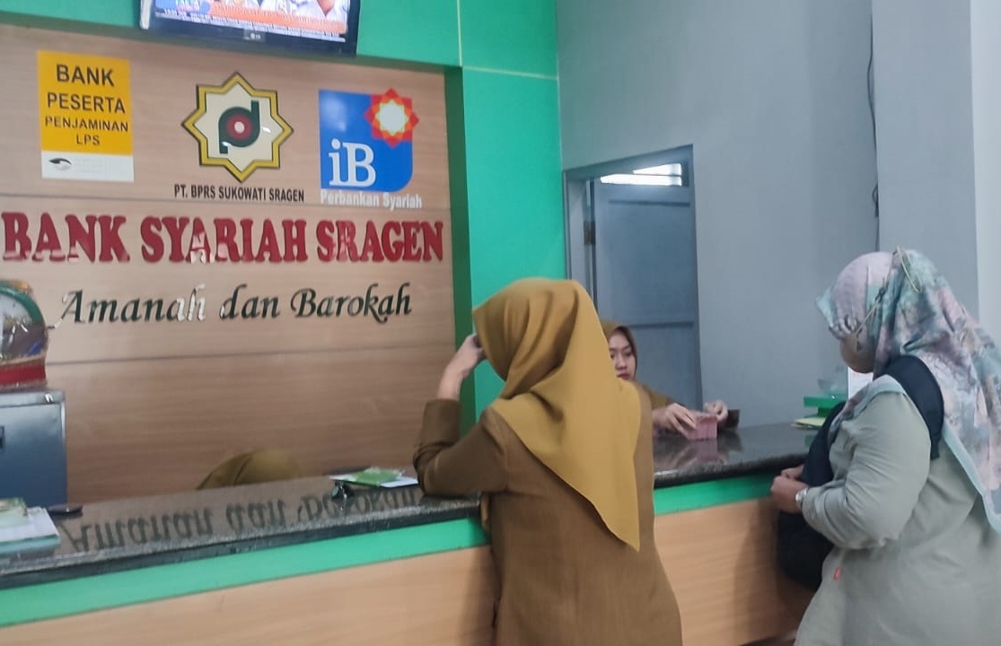 Unit usaha syariah dari BPR Syariah Sragen berupa menabung dengan sampah daur ulang. (Ahmad Khairudin/Radar Solo)