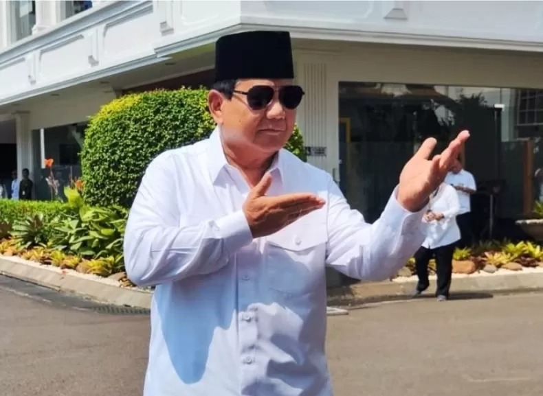 Menhan Prabowo Subianto berpose silat saat menyambangi Istana Kepresidenan Jakarta, Senin (8/7/2024) siang.