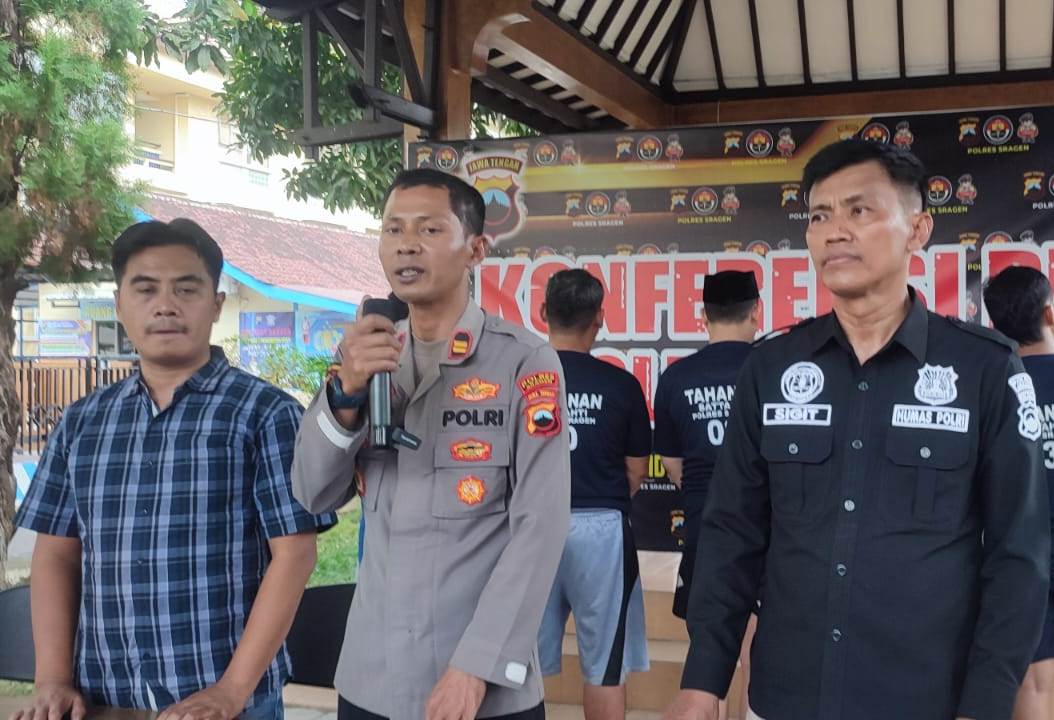 Kapolsek Sukodono Iptu Mujiyanto (dua dari kiri) menunjukkan tersangka kasus pengeroyokan yang dilakukan oknum anggota perguruan silat. (Ahmad Khairudin/Radar Solo)