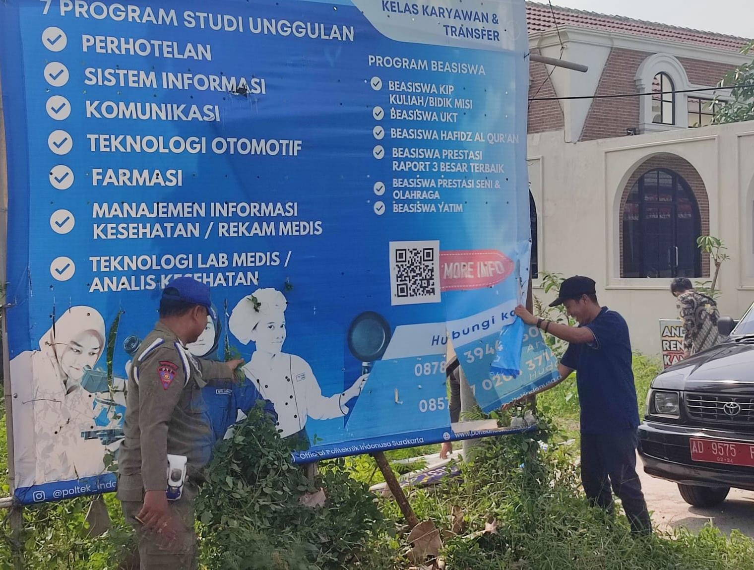 Satpol PP dan BKD Karanganyar mencopot reklame ilegal di empat kecamatan, Selasa (8/7/2024). (Rudi Hartono/Radar Solo)