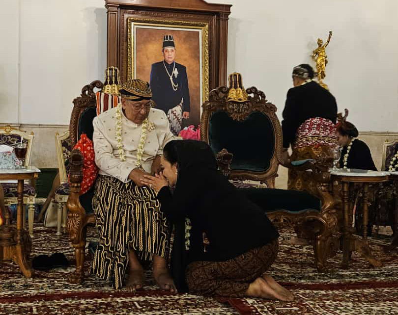 Diah Warih Anjari meminta restu raja, Paku Buwono (PB) XIII Hangabehi untuk maju dalam Pilkada Solo tahun ini, Minggu (7/7).