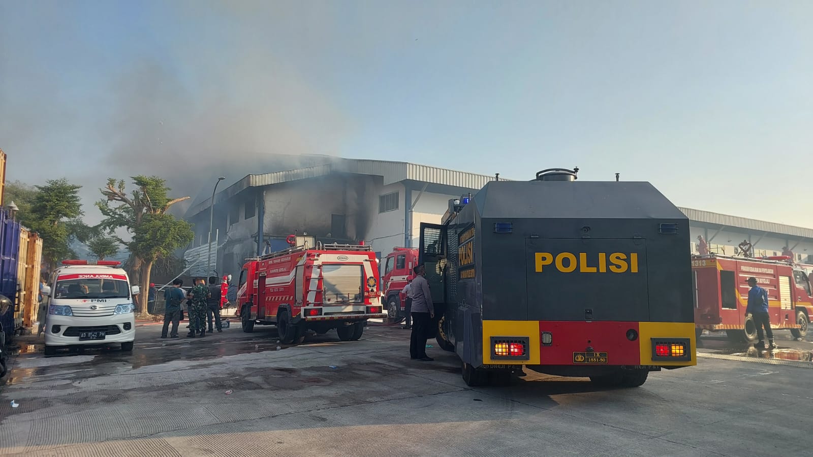 Armada damkar dan water cannon milik kepolisian dikerahkan padamkan kebakaran di PT Hansoll Indo Java di Kecamatan Teras, Kabupaten Boyolali, Senin (8/7/2024).