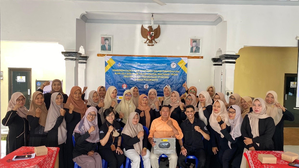 Dosen Prodi DIII Farmasi dan DIV Fisioterapi STIKES Nasional di sela pelatihan pembuatan teh daun kelor di Desa/Kecamatan Polokarto, Sukoharjo, Sabtu (6/7/2024).