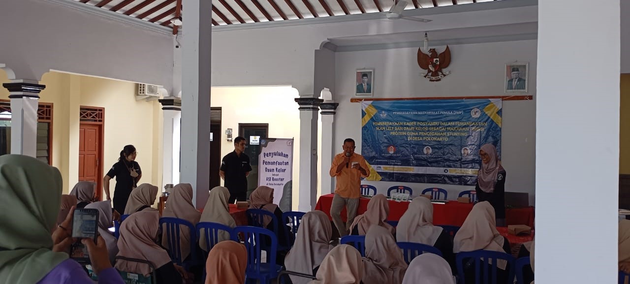 Pemateri sampaikan tata cara pembuatan teh daun kelor kepada para kader posyandu.