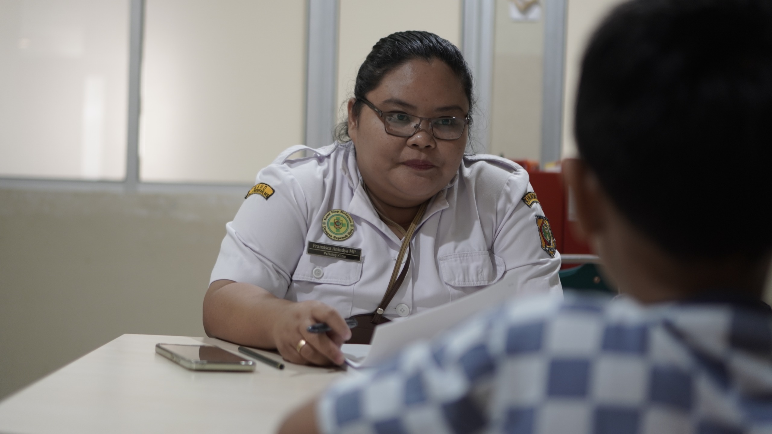 Fransisca Anindya Mariesta Prabawati, psikolog klinis RSUD dr. Soediran Mangun Sumarso, Wonogiri memberikan pelayanan konsultasi.