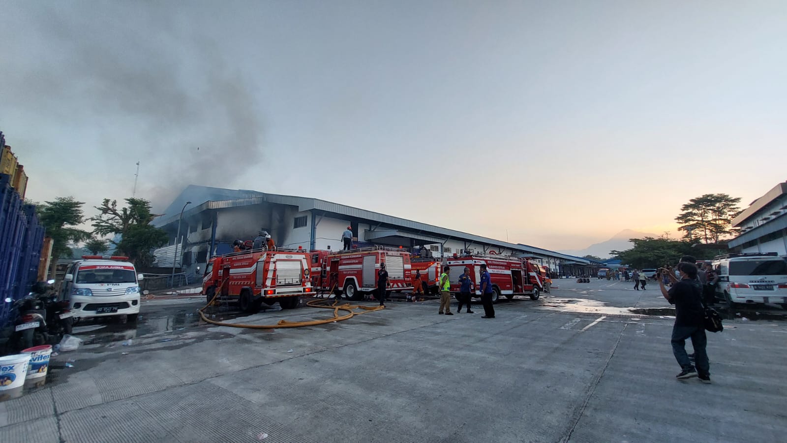 Personel Damkar melakukan pendinginan kebakaran yang melanda PT Hansoll Indo Java di Dusun Ngemplak, Desa Randusari, Kecamatan Teras, Boyolali, Senin (8/7/2024).