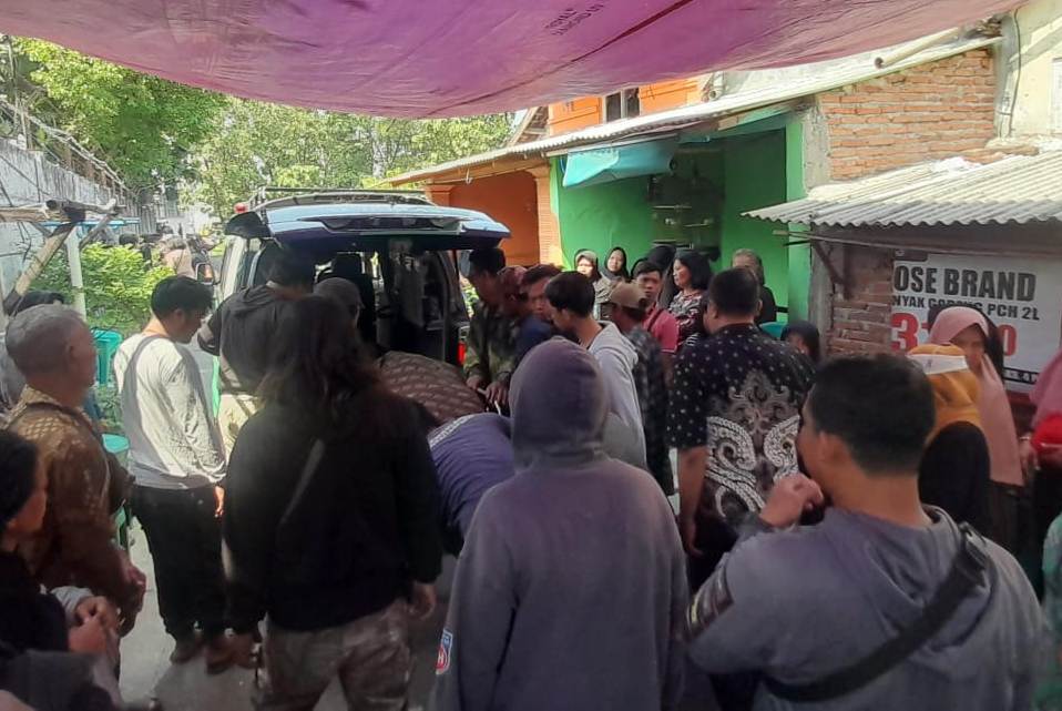 Suasana di rumah duka pekerja perusahanan tepung tapioka di Desa Ngringo, Jaten, Karanganyar yang meninggal. (Rudi Hartono/Radar Solo)