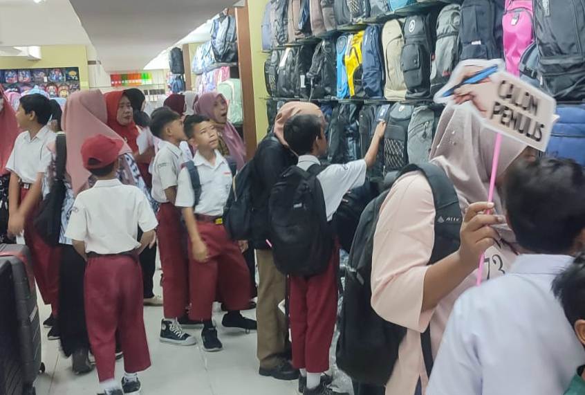 Ratusan anak yatim piatu di Sragen berbelanja keperluan sekolah. Mereka didampingi Baznas Sragen. (Ahmad Khairudin/Radar Solo)