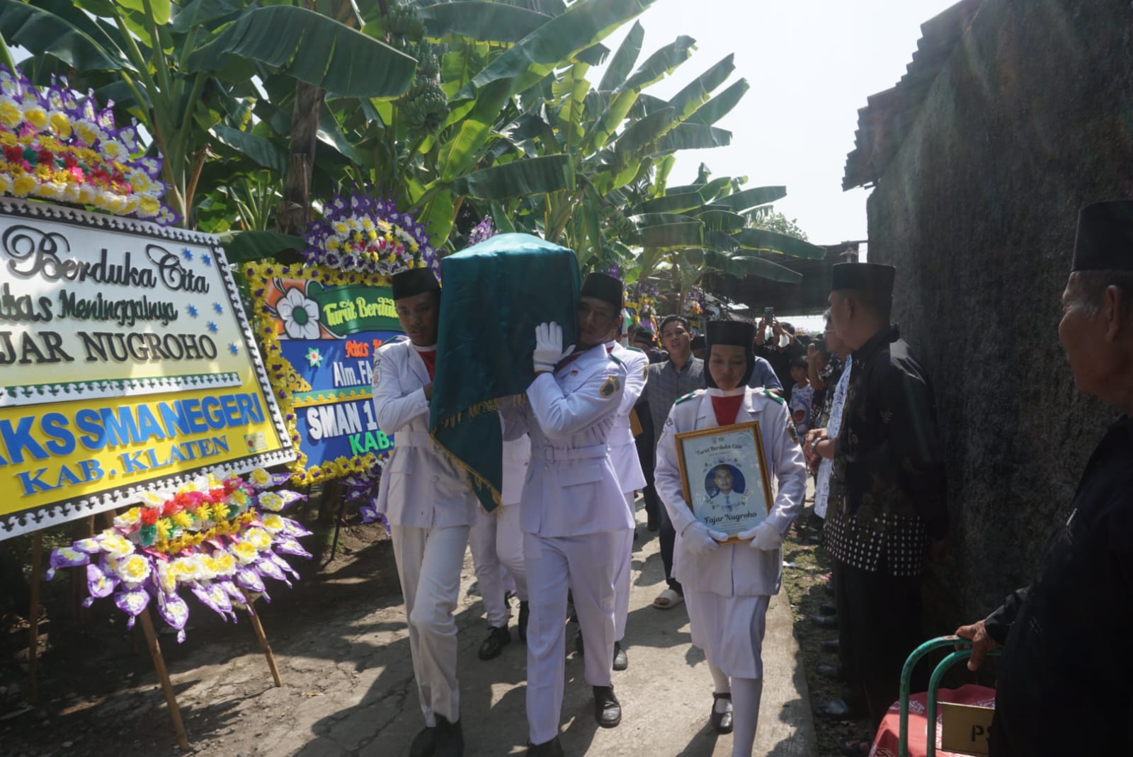 Paskibra Kecamatan Cawas mengiringi pemakaman Fajar Nugroho, ketua OSIS SMAN 1 Cawas Klaten, Selasa (9/7/2024).  &nbsp;