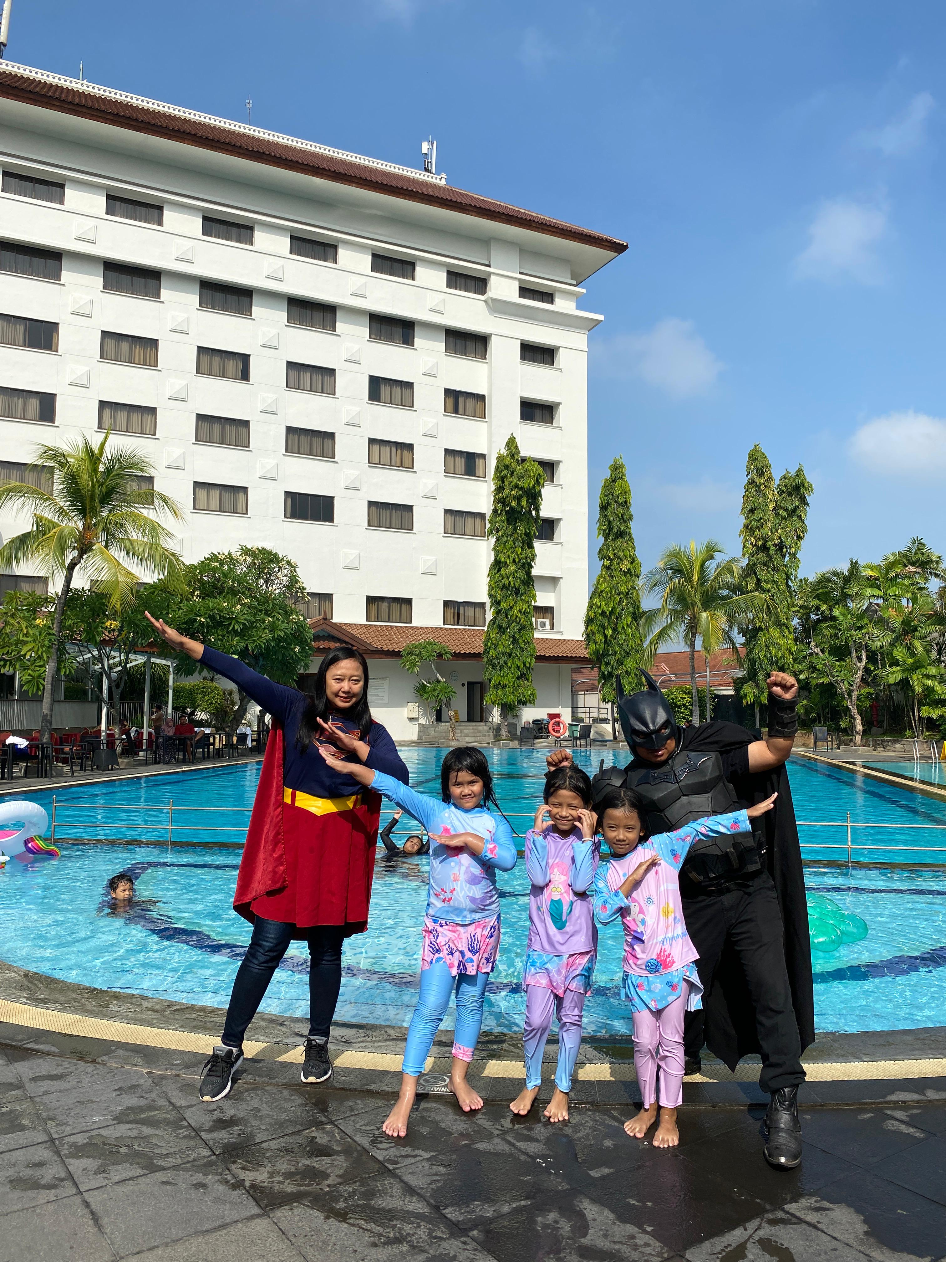 Dua superhero menemani anak-anak bermain di kolam renang The Sunan Hotel Solo. Selama liburan sekolah, tersedia banyak program menarik.