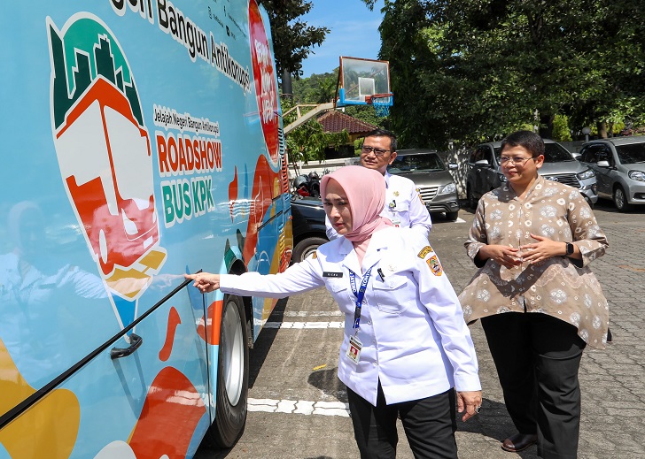Kepala Diskominfo Jateng Riena Retnaningrum dan Kabiro Hubungan Masyarakat KPK Yuyuk Andriati Iskak (kanan), serta Inspektur Provinsi Jateng Dhoni Widianto melihat bus berlogo KPK, Rabu (10/7/2024).