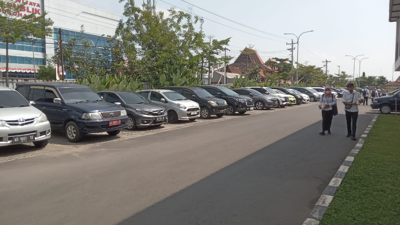 Sejumlah kendaraan terparkir rapi di Taman Parkir Menara Wisata, kompleks kantor Pemkab Sukoharjo, Rabu (10/7).