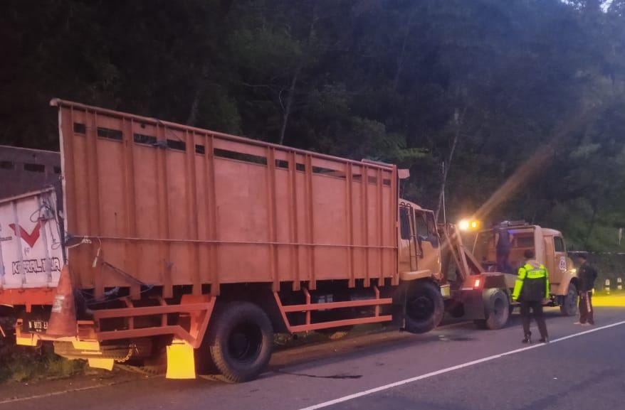 Truk fuso yang mengalami kecelakaan tunggal di jalan tembus Tawangmangu-Magetan, Tawangmangu, Karanganyar, Selasa (9/7/2024). (Rudi Hartono/Radar Solo)