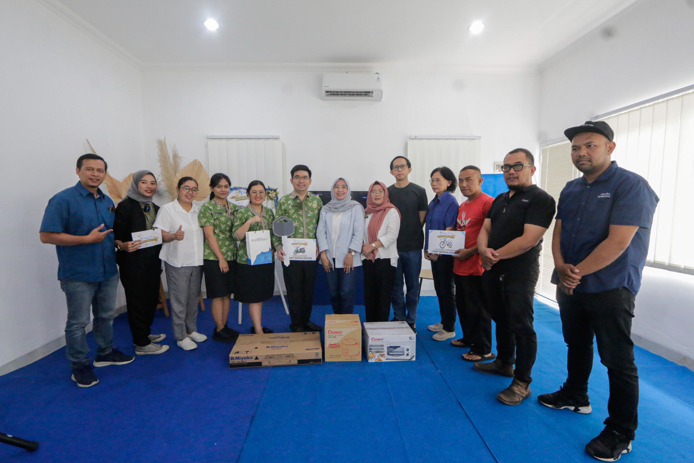 Para pemenang undian Gebyar Pembaca Setia Jawa Pos Radar Solo . (M Ihsan/Radar Solo)