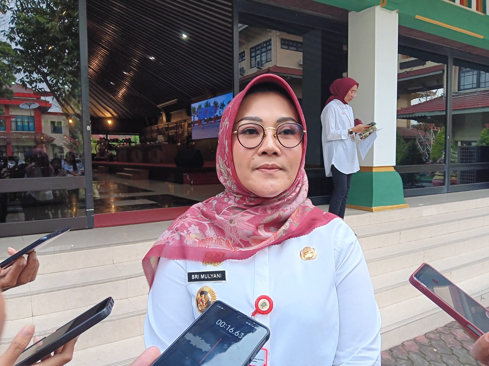 Bupati Klaten Sri Mulyani prihatin dengan musibah yang dialami ketua OSIS SMAN 1 Cawas. (Angga Purenda/Radar Solo)