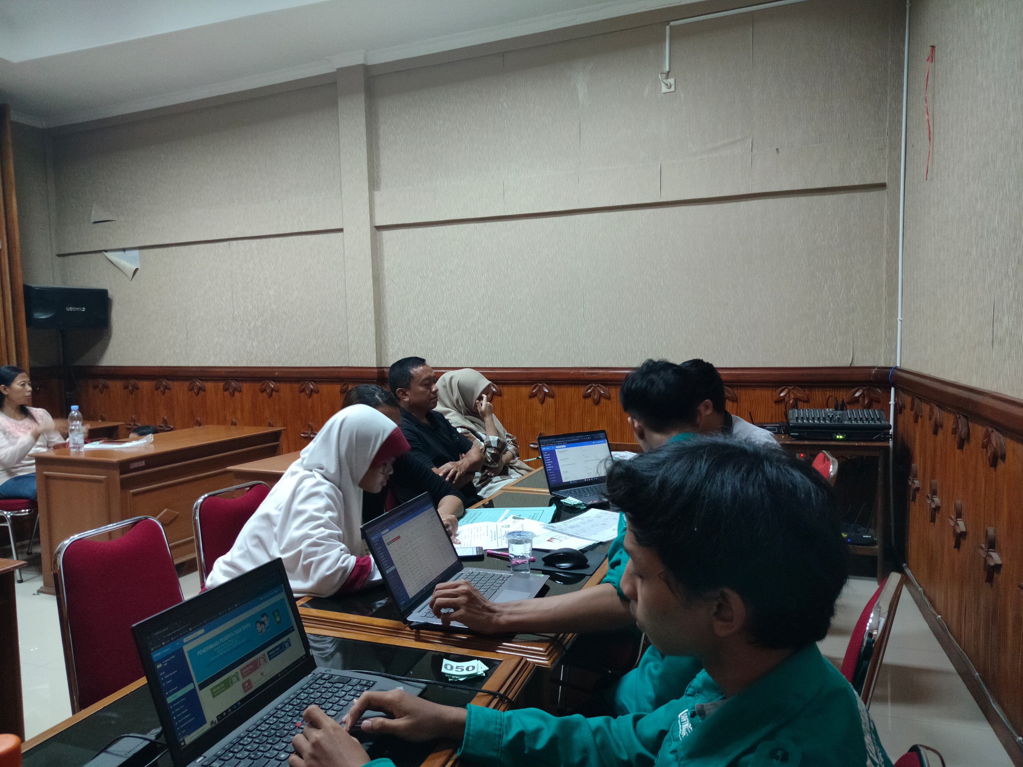 Calon siswa bersama orang tua mengadu di Posko PPDB Disdik Solo. (Fauziah Akmal/Radar Solo)