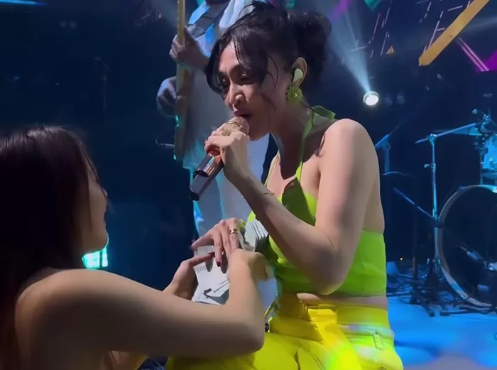 Wika Salim panen saweran saat manggung.