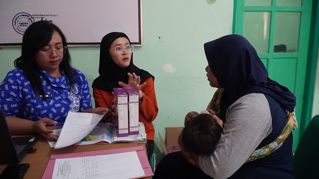 Dokter melakukan pemeriksaan anak dengan risiko stunting di Puskesmas Boyolali 1, Kamis (11/7/2024).