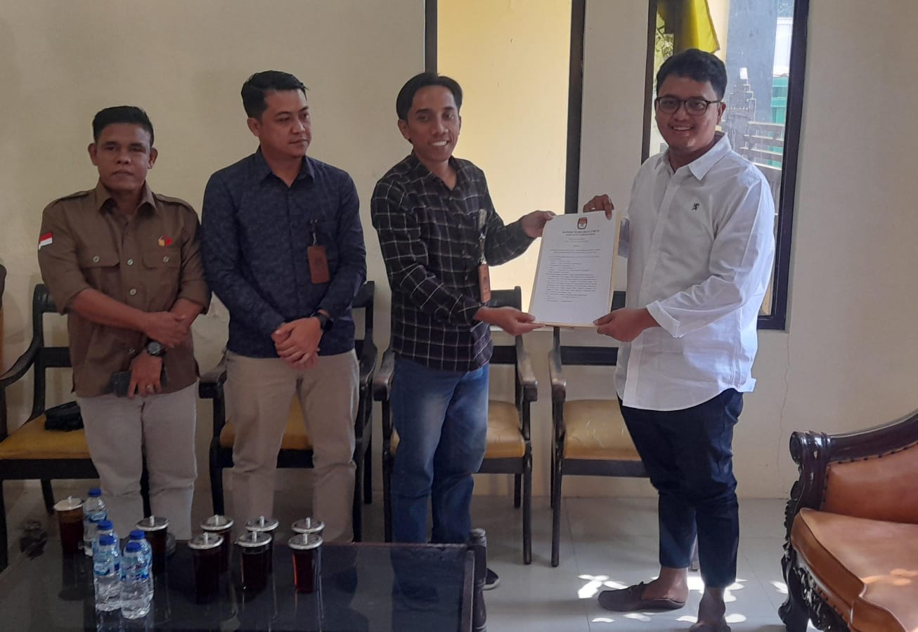 Bakal calon bupati Karanganyar Ilyas Akbar Almadani (kanan) menerima kunjungan klarifikasi dari KPU Karanganyar, Rabu (10/7/2024). (Rudi Hartono/Radar Solo)
