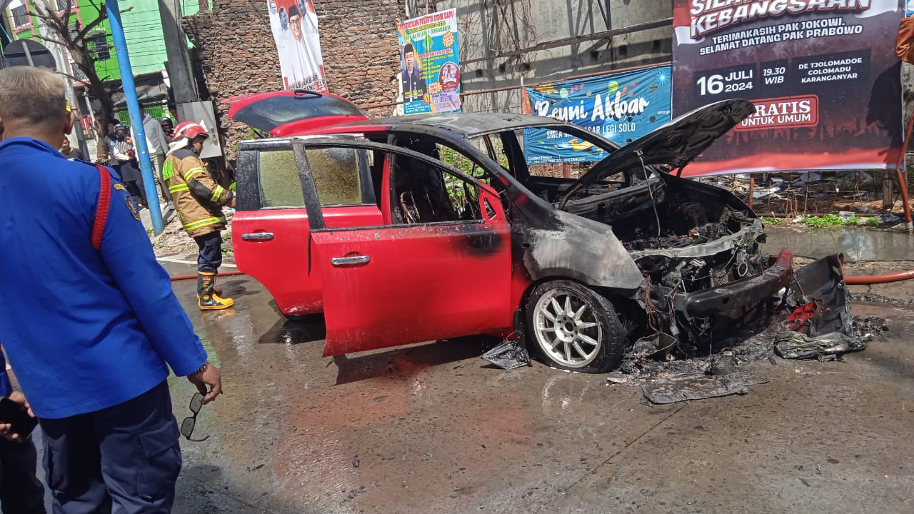 Kondisi mobil yang terbakar di bawah Flyover Palur Karanganyar, Kamis (11/7/2024).