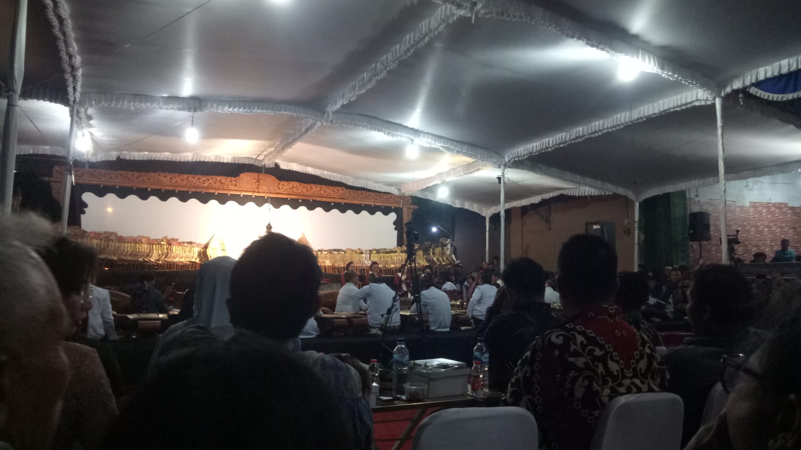 Wayangan semalam suntuk di puncak Merti Desa Bibis Kulon, Banjarsari, Solo (11/7/2024). (Silvester Kurniawan/Radar Solo)