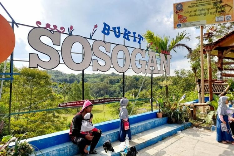 INSTAGRAMABLE: Wisatawan berfoto di salah satu spot yang menarik di Bukit Sosogan, Desa Rejosari, Kecamatan Gondangrejo, Karanganyar.