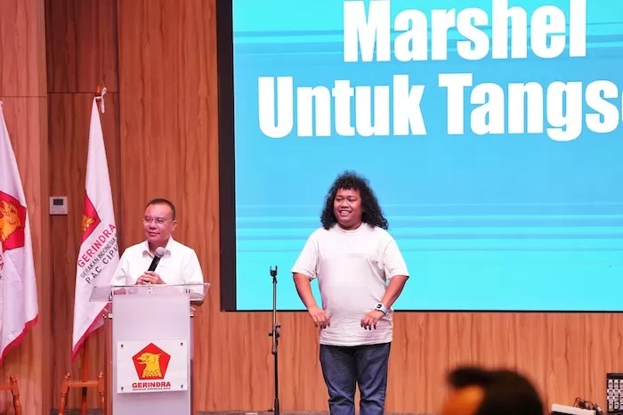 Ketua Harian DPP Partai Gerindra Sufmi Dasco Ahmad bersama Komika Marshel Widianto sebagai Bakal Calon Wakil Wali Kota Tangerang Selatan dalam acara Silaturahmi dan Konsolidasi Kader Partai Gerindra.