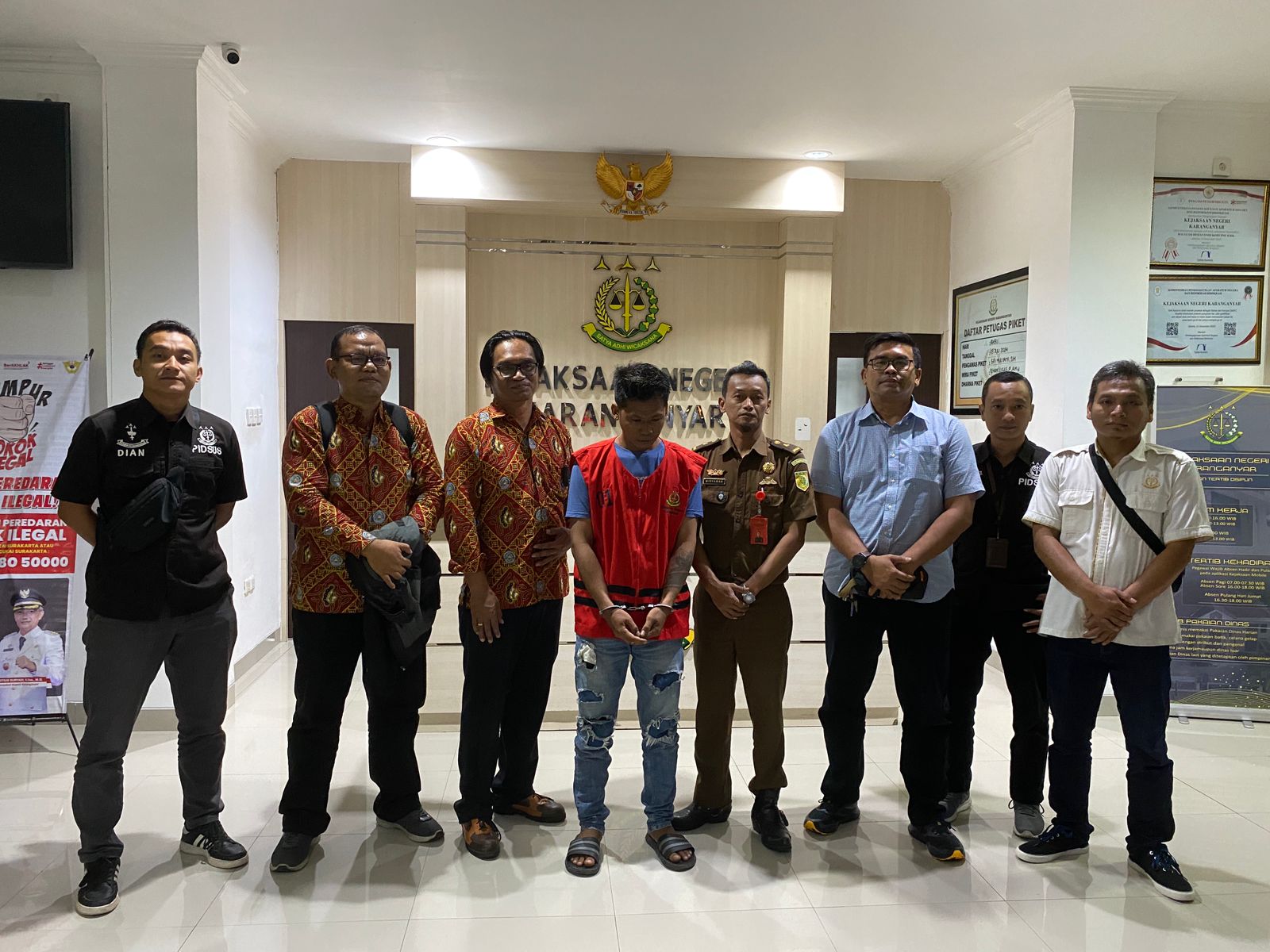 Jajaran Kejaksaan Negeri (Kejari) Karanganyar menunjukkan tersangka kasus jual beli bantuan alsintan dari pemerintah. (Rudi Hartono/Radar Solo)