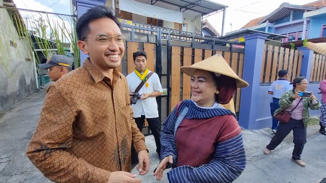 Bakal calon walikota Solo Diah Warih Anjari bertemu Mangkunagoro X di kirab budaya Merti Desa Bibis Kulon di Kelurahan Gilingan, Kecamatan Banjarsari, Kota Solo, Kamis (11/7/2024).
