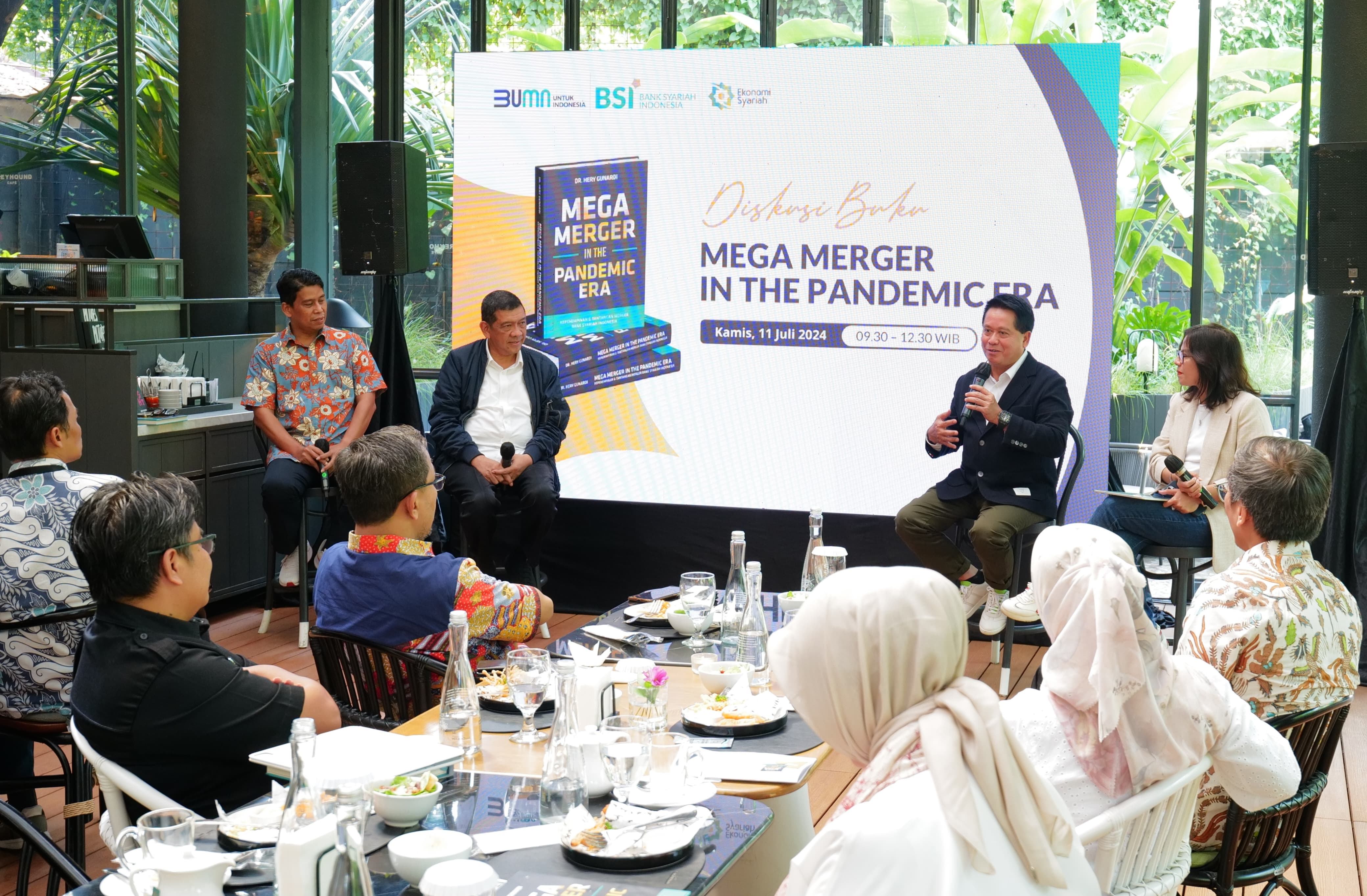 Direktur Utama BSI Hery Gunardi memaparkan materi dalam acara  Diskusi Buku Mega Merger in The Pandemic Era, Kamis (11/7/2024).