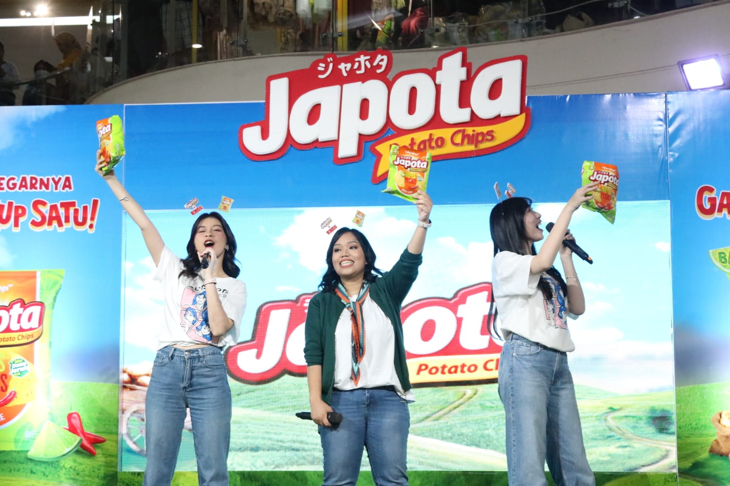 Launching Japota Nipis Pedas bersama JKT48 di Supermarket Luwes Gentan Solo, Kamis (11/7/2024).