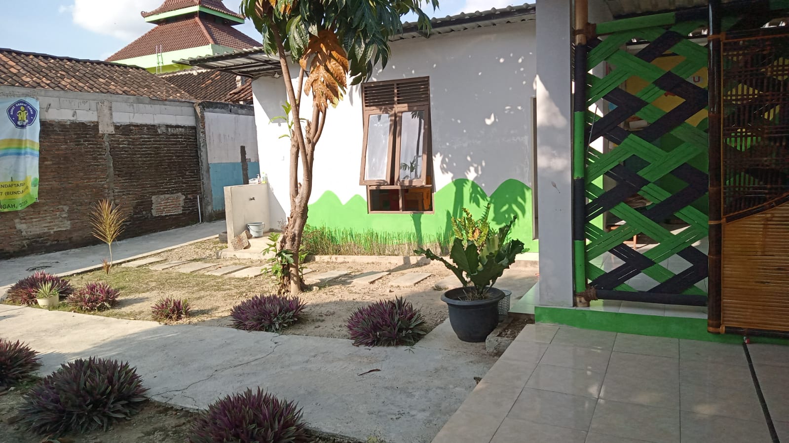 Bangunan kelompok bermain di Desa Gagaksipat, Ngemplak, Boyolali yang bersebelahan dengan peternakan kambing hanya terpisahkan dinding tembok.