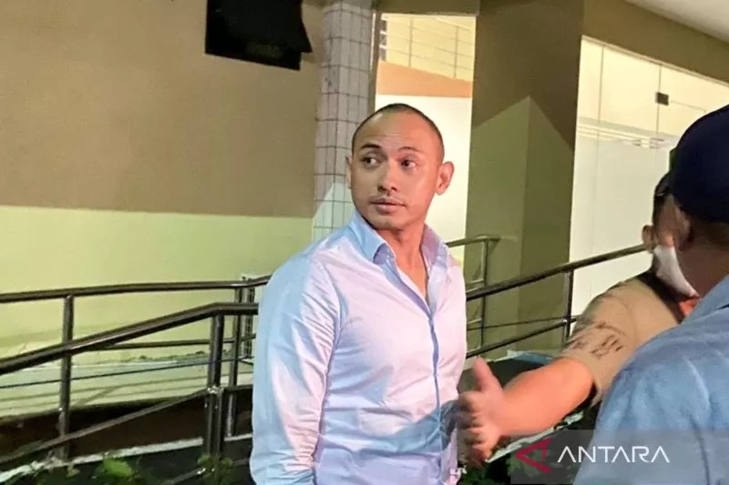 Suami BCL, Tiko Aryawardhana menjalani pemeriksaan di Polres Metro Jakarta Selatan terkait dugaan kasus penggelapan uang senilai Rp 6,9 miliar, Jakarta, Kamis (11/7).