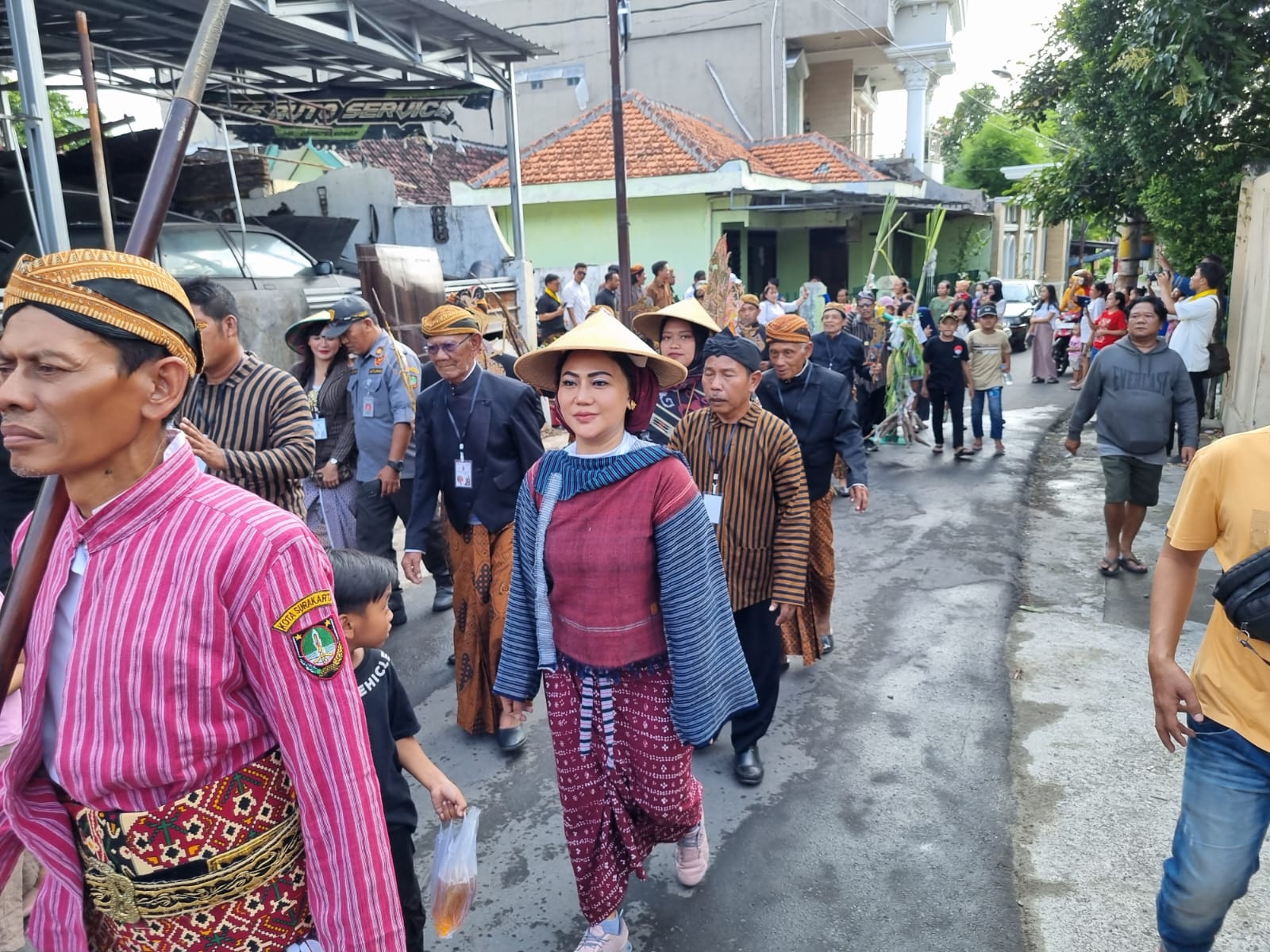 Diah Warih mengikuti prosesi Merti Desa Bibis Kulon.
