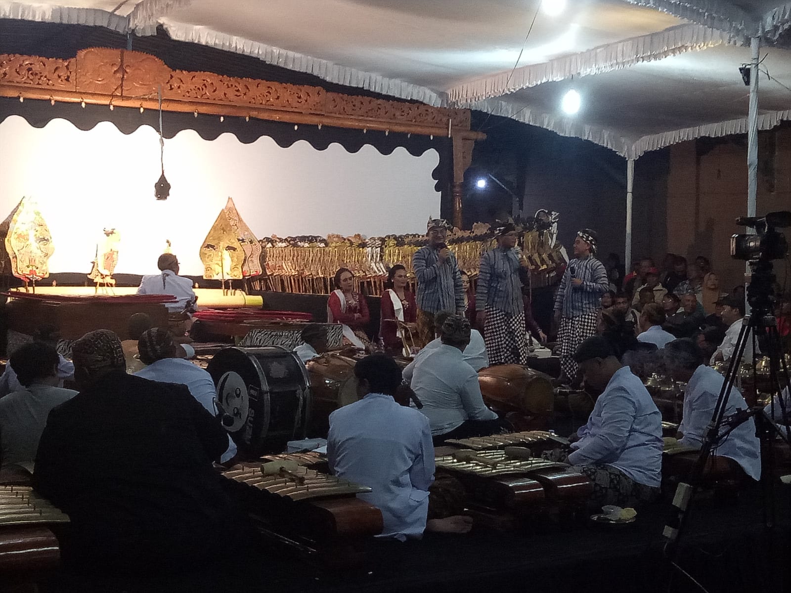 Pentas wayang kulit di acara Merti Desa Bibis Kulon pada sesi limbukan, Kamis malam (11/7/2024). (Silvester Kurniawan/Radar Solo)