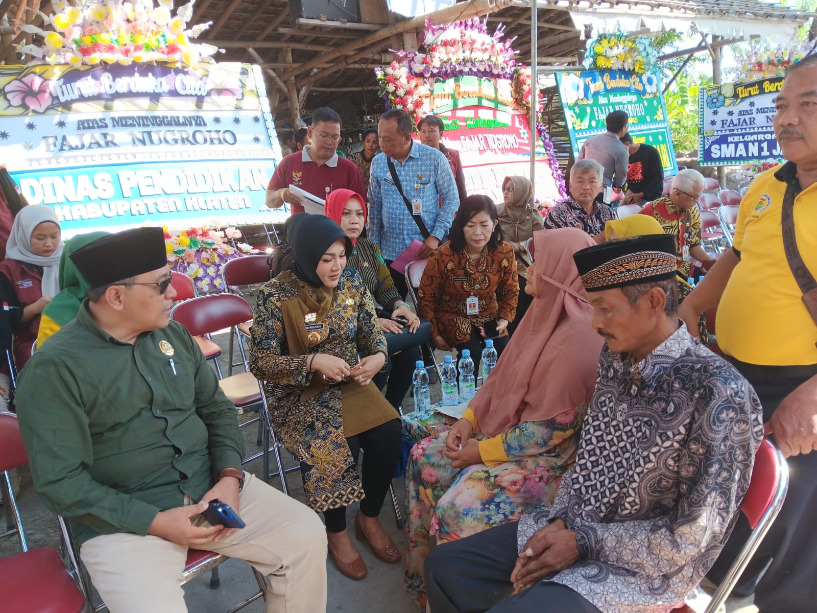 Bupati Klaten Sri Mulyani berbincang dengan keluarga almarhum Ketua OSIS SMAN 1 Cawas, Klaten, Jumat (12/4/2024). (Angga Purenda/Radar Solo)