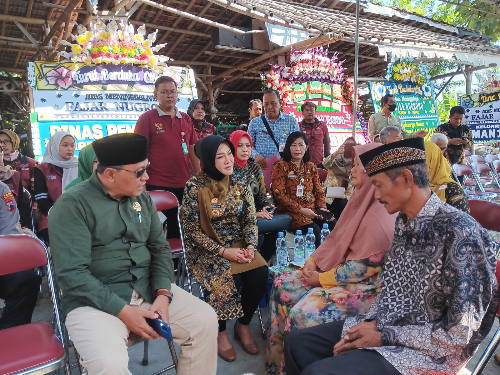 Bupati Klaten Sri Mulyani dialog dengan keluarga almarhum Ketua OSIS SMAN 1 Cawas, Klaten. (Angga Purenda/Radar Solo)