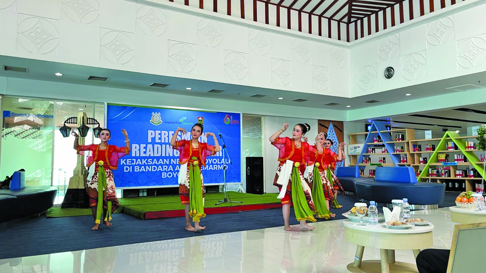 Peresmian reading corner baru di Bandara Adi Soemarmo. (Maulida Afifa/Radar Solo)
