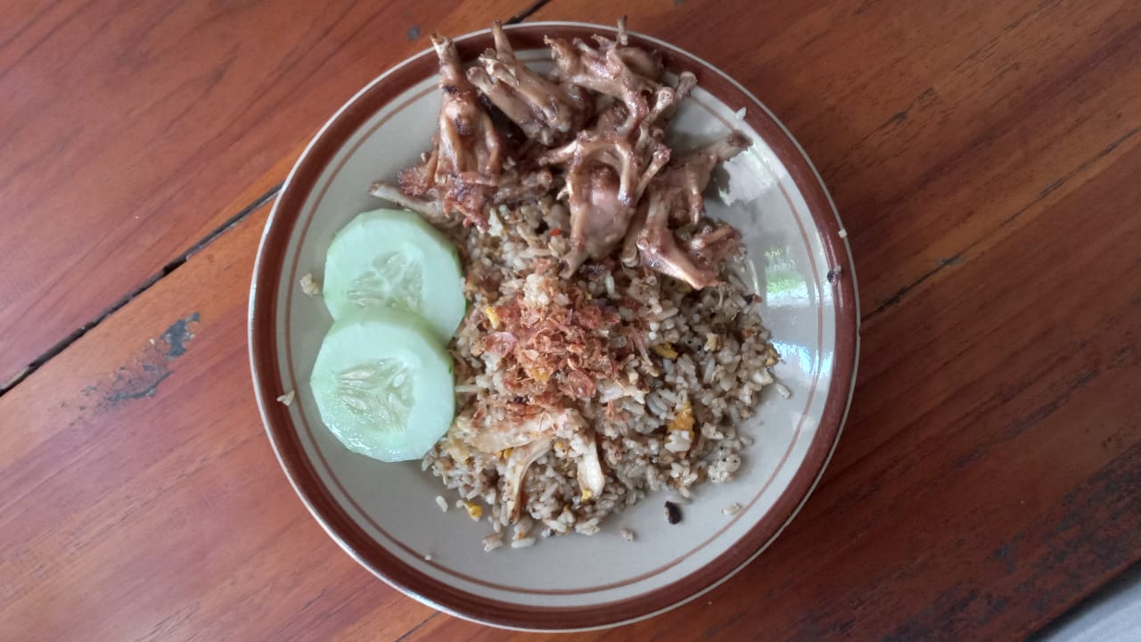 Nasi goreng ceker bebek yang hanya ada di warung Kampung Jati Kembaran, Desa Mulur, Kecamatan Bendosari, Sukoharjo. (Iwan Kawul/Radar Solo)