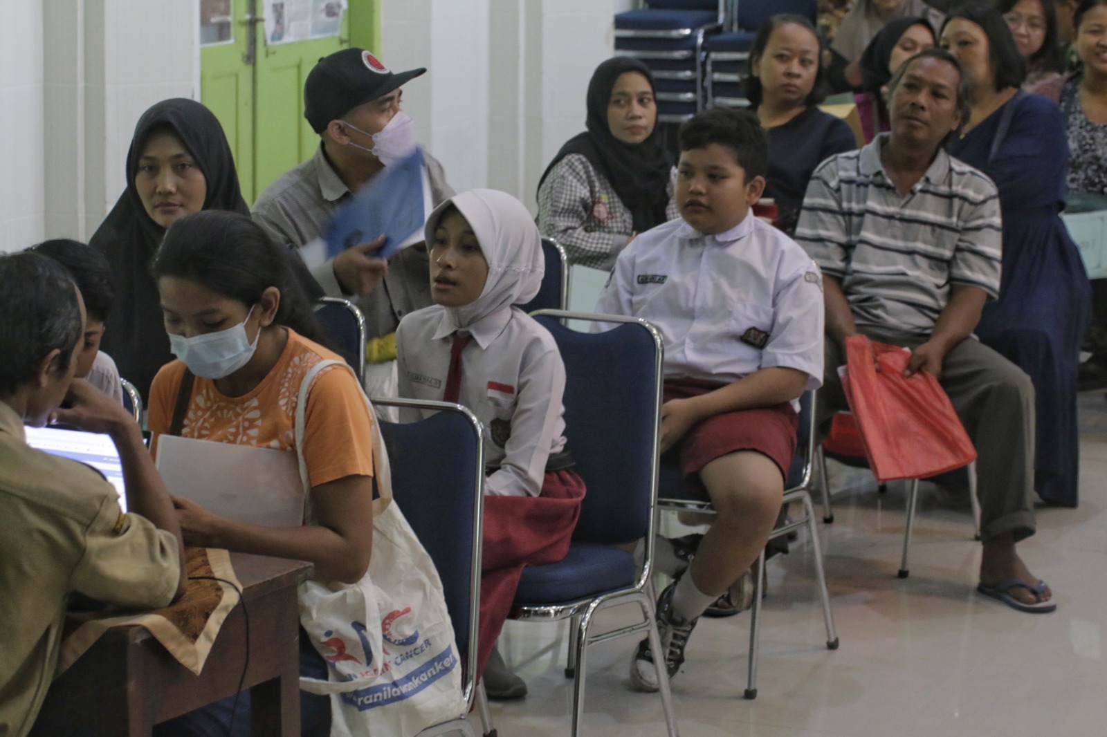 Siswa antre serahkan berkas PPDB di hari perdana lalu. (M Ihsan/Radar Solo)