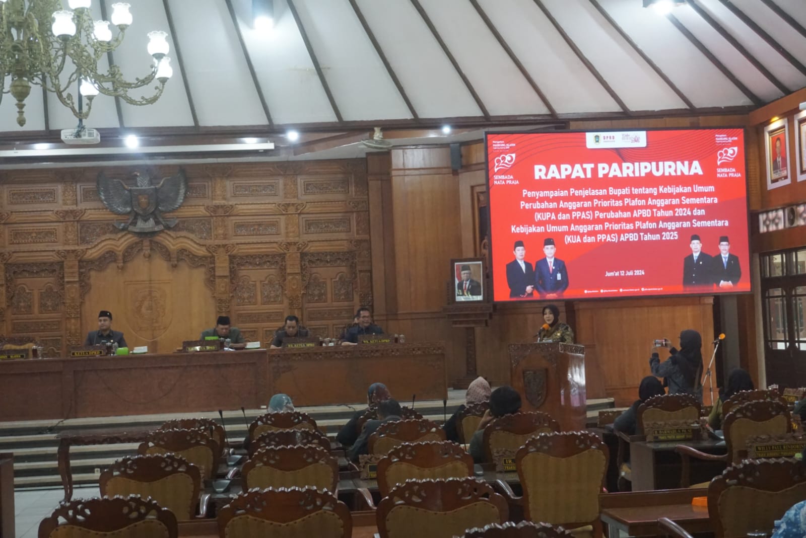 Bupati Klaten Sri Mulyani sampaikan penjelasan tentang KUPA dan PPAS Perubahan APBD 2024 serta KUA dan PPAS APBD 2025 dalam rapat paripurna di gedung DPRD Klaten, Jumat (12/7/2024).