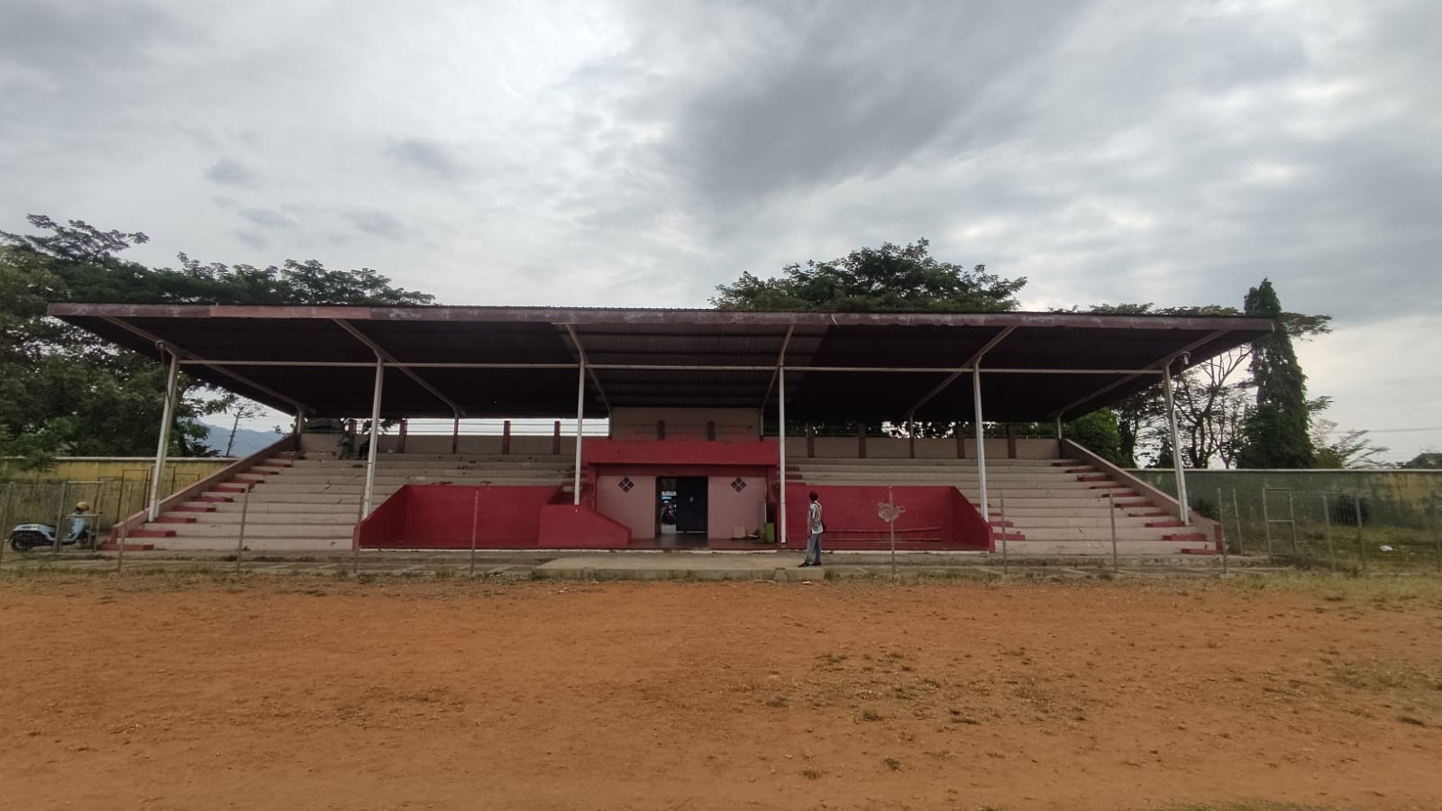 Kondisi Stadion Pringgodani belum lama ini.