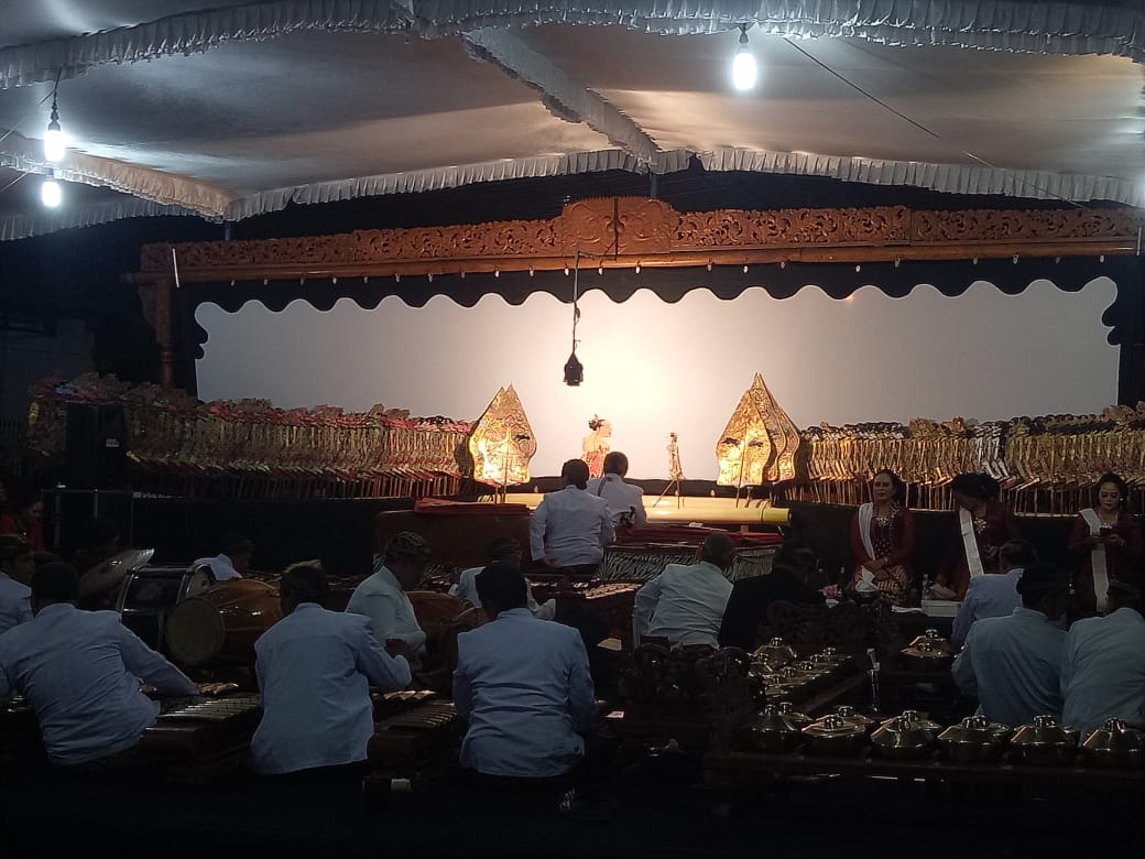 Pentas wayang kulit sebagai penutup tradisi Merti Desa Bibis Kulon, Kelurahan Gilingan, Banjarsari, Kota Solo, Kamis (11/7/2024) malam. Kegiatan ini dihadiri bakal calon walikota Solo Diah Warih.