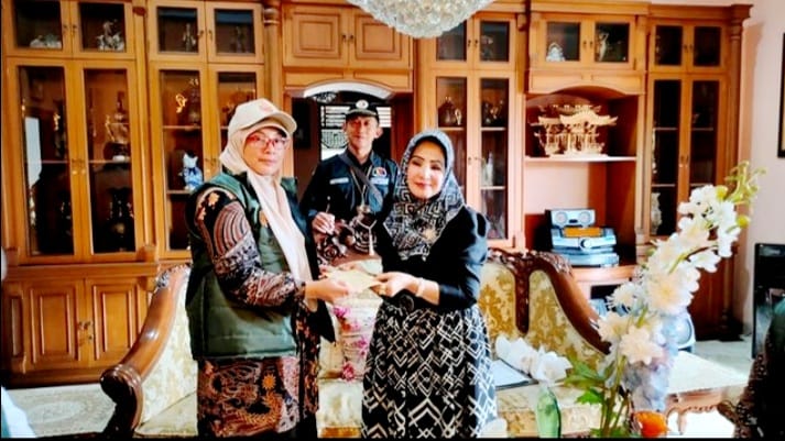 Petugas pantarlih KPU Karanganyar melakukan pencocokan data pemilih di rumah mantan bupati Karanganyar Rina Iriani. (Rudi Hartono/Radar Solo)
