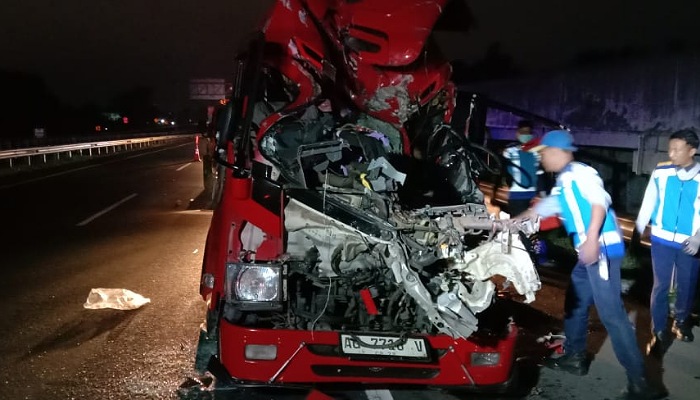 Mobil Elf yang membawa rombongan guru SD Al Falah Surabaya ringsek parah setelah alami kecelakaan di Jalan Tol Solo-Semarang Km 498+800 B Desa Sindon, Kecamatan Ngemplak, Sabtu (12/7) petang.