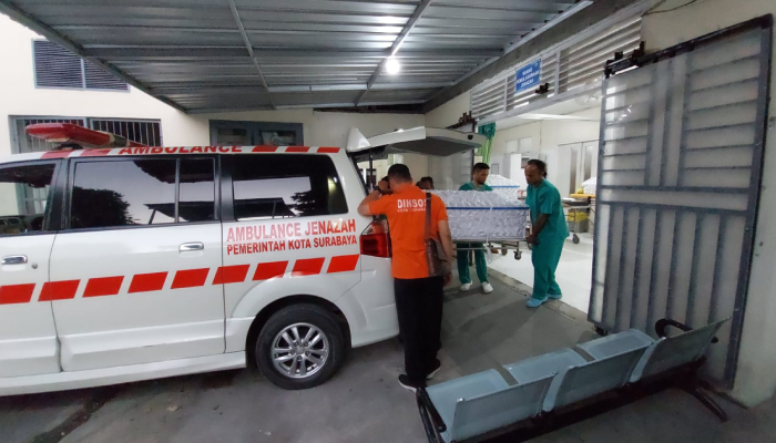 Ambulans dari Pemkot Surabaya menjemput jenazah korban kecelakaan maut di Tol Solo-Ngawi Boyolali, Sabtu (13/7).