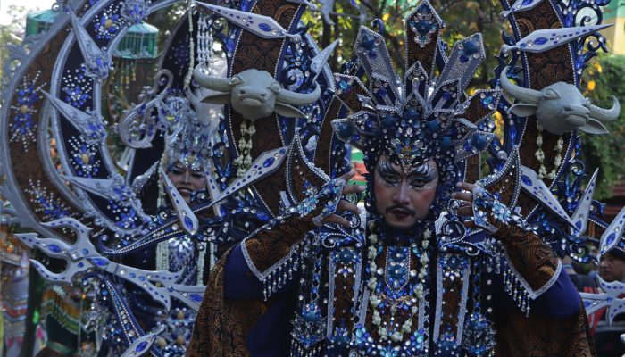 Peserta Solo Batik Carnival (SBC) tahun 2024 dengan kostum batik yang megah.