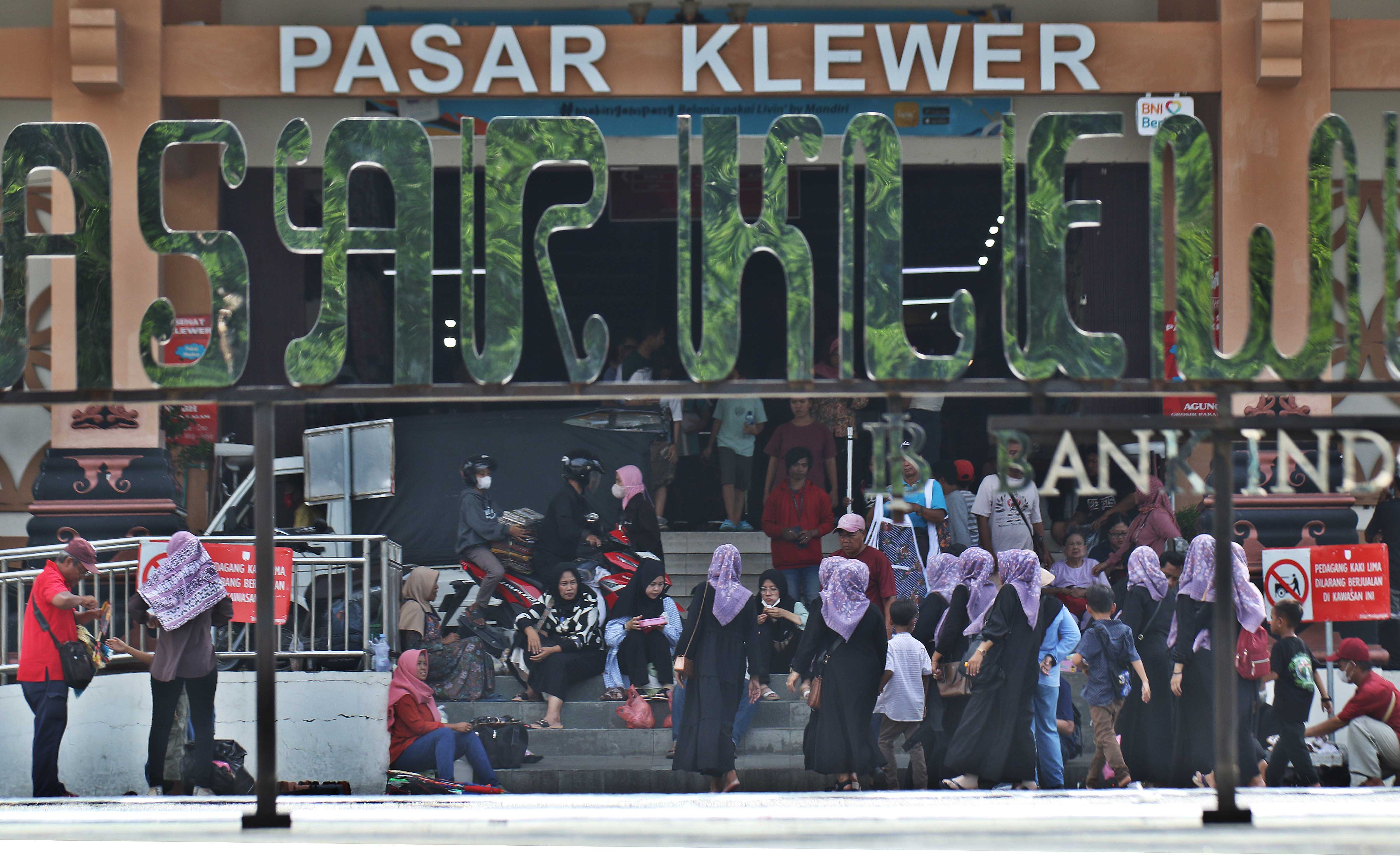 Geliat Pasar Klewer diklaim pedagang mulai menurun sebagai salah satu jujugan wisatawan. (Arief Budiman/Radar Solo)