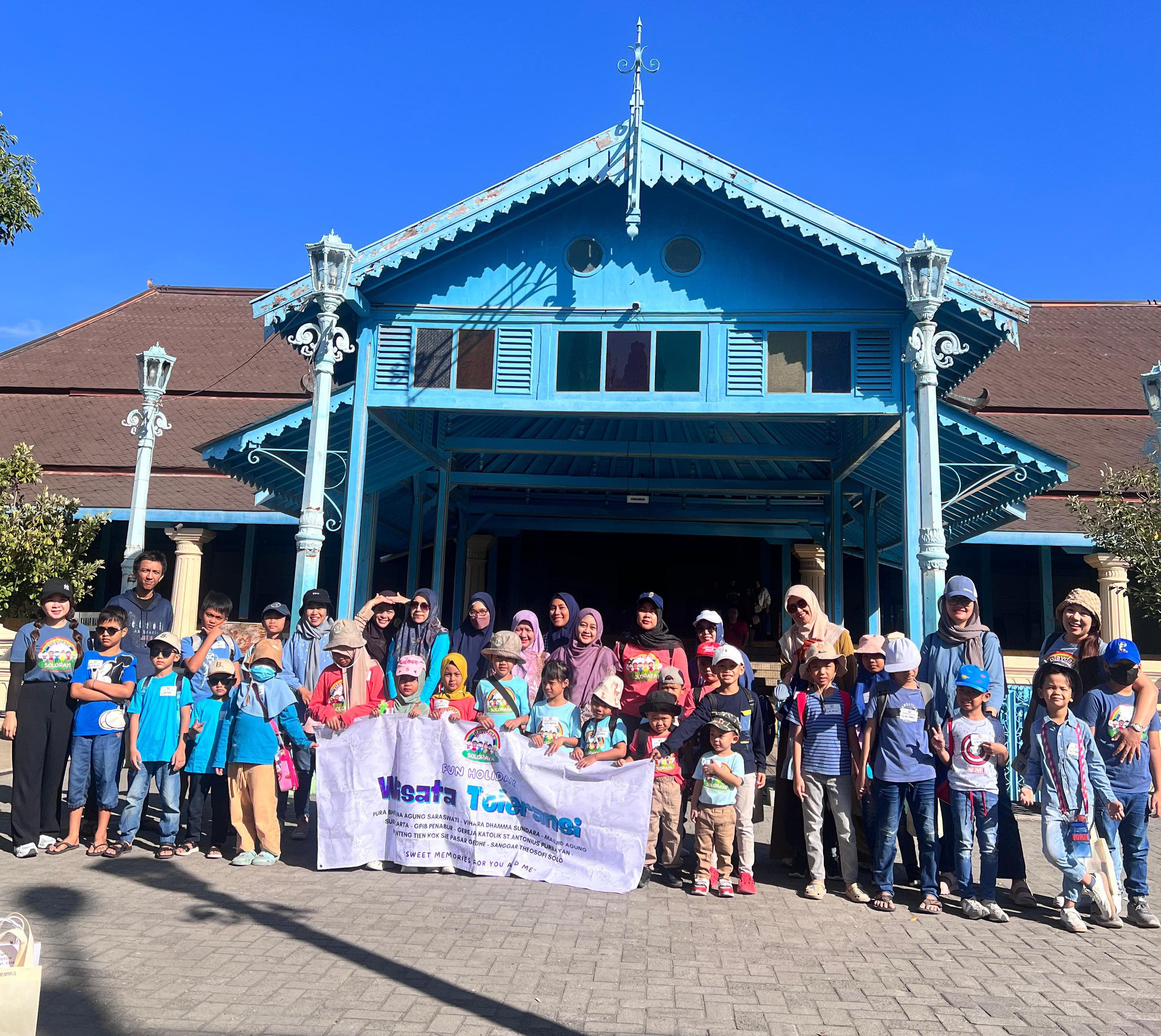 Orang tua dan anak peserta Wisata Toleransi Playdate Solo Raya di halaman Masjid Agung Solo.