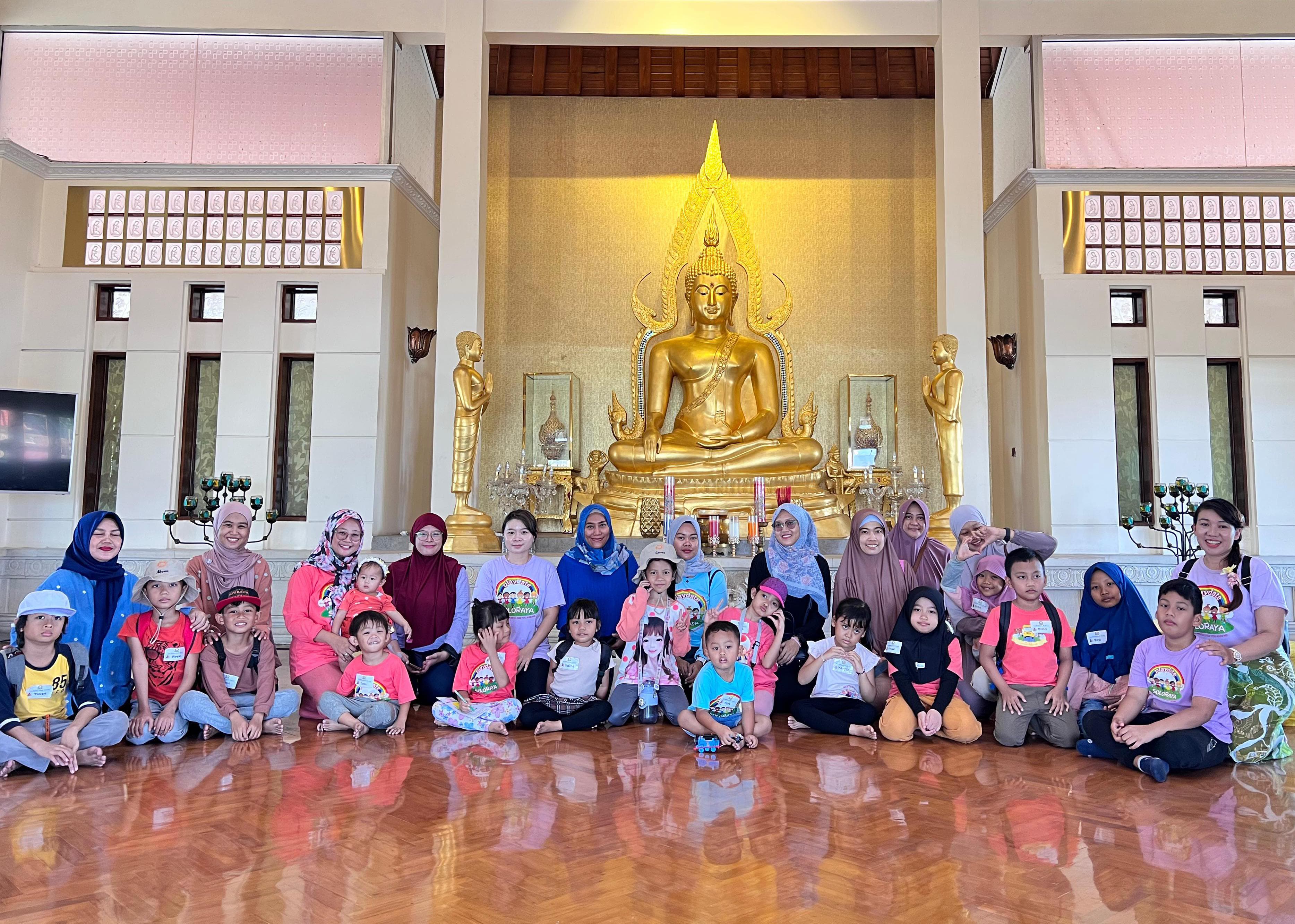 kunjungan ke Wihara Dhamma Sundara, sebelum berkeliling wihara anak-anak diajak relaksasi dan bercengkerama dengan aktivitas yoga anak.